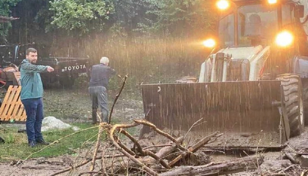 Κοντά στους δημότες που ταλαιπωρούνται από την κακοκαιρία, ο Λευτέρης Αβραμόπουλος...