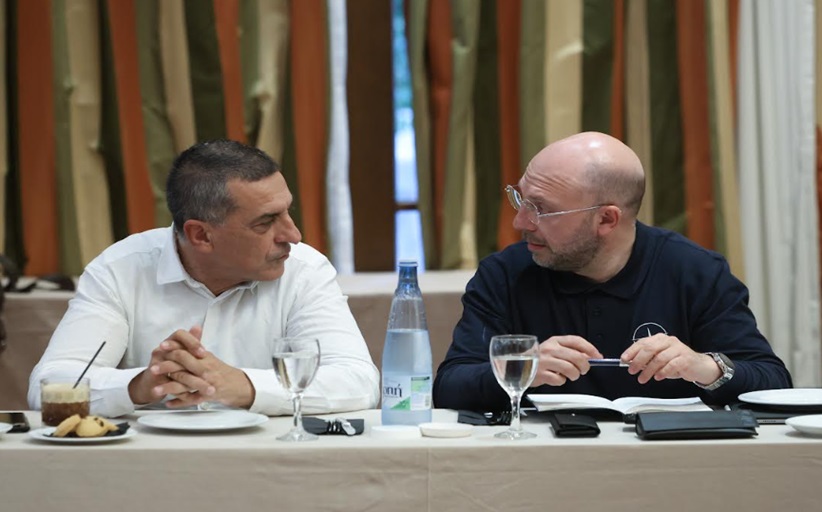 Φως και χαρά από το υψηλότερο φυσικό χριστουγεννιάτικο δέντρο της Ελλάδας, στα Τρίκαλα