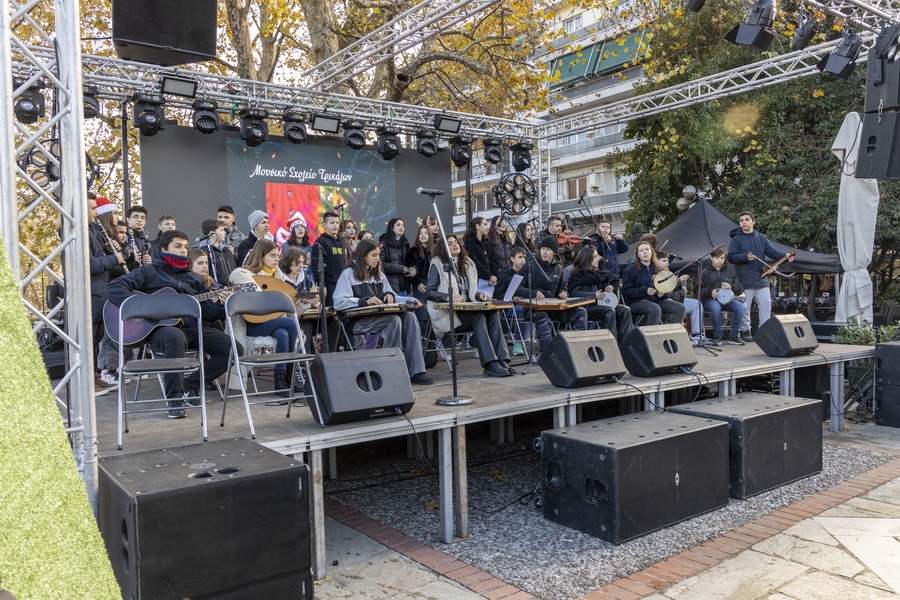 Χαρούμενες γιορτές για χιλιάδες τρικαλινούς και επισκέπτες στην πρωτεύουσα των Χριστουγέννων