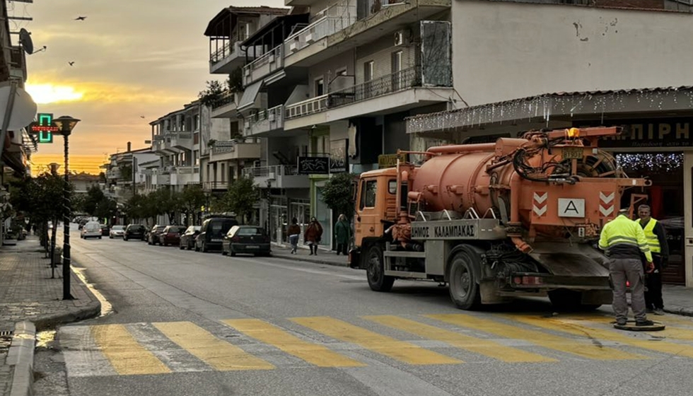 Ειδικό μηχάνημα της ΔΕΥΑΜ στους δρόμους της Καλαμπάκας για τον καθαρισμό των φρεατίων