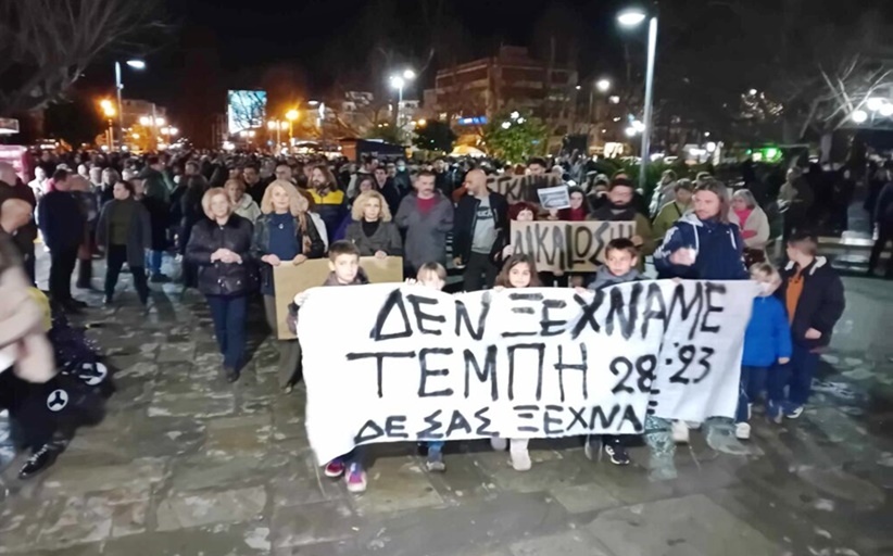 Τρίκαλα: Σιωπηλή “κραυγή” για τα θύματα των Τεμπών