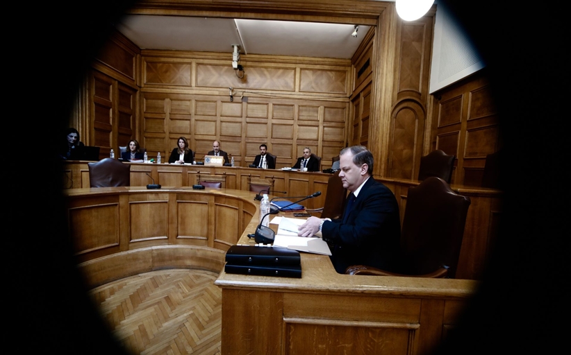 Εξεταστική για Τέμπη: Σφοδρή αντιπαράθεση Καραμανλή – Κόκκαλη με βαριές εκφράσεις