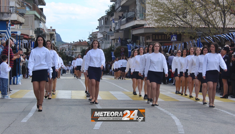Οι μαθητές των σχολείων της Καλαμπάκας, σύλλογοι και φορείς, τίμησαν την Ελληνική Επανάσταση του 1821... (Εικόνες)