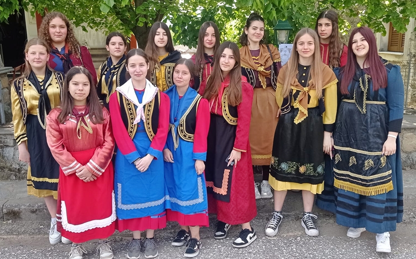 Οι Λαζαρίνες καλά κρατούν το έθιμο στο Αγιόφυλλο...