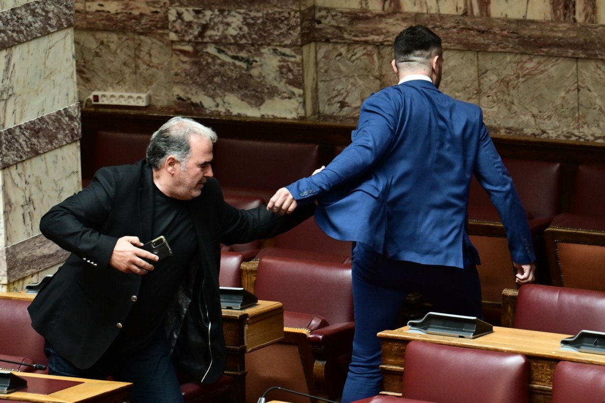 Ξύλο στη Βουλή: Πρώην βουλευτής των Σπαρτιατών γρονθοκόπησε βουλευτή της Ελληνικής Λύσης
