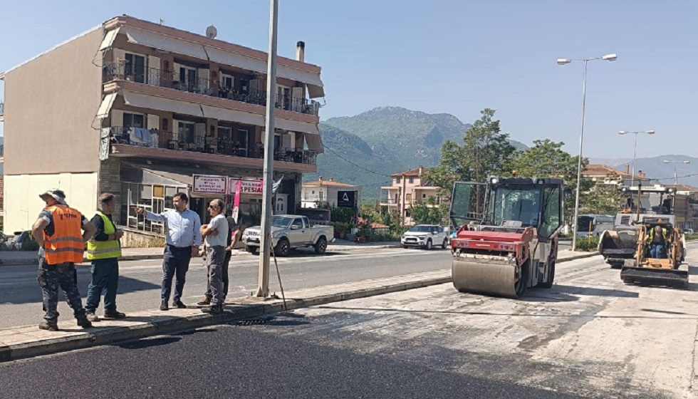 Εργασίες ασφαλτόστρωσης σε σημεία κεντρικών δρόμων της Καλαμπάκας