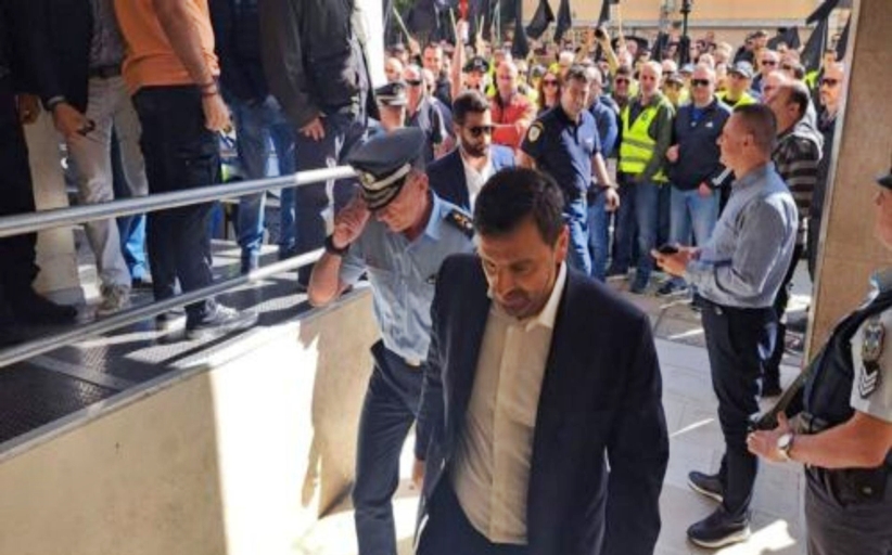 Ιωάννινα: Με έντονες αποδοκιμασίες υποδέχθηκαν οι αστυνομικοί τον υφυπουργό Προστασίας του Πολίτη