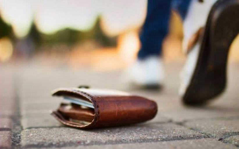 Χάθηκε πορτοφόλι μπροστά στο Ζαχαροπλαστείο 