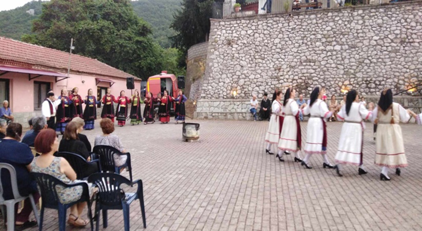 Χόρεψαν παραδοσιακούς χορούς στην Κρύα Βρύση, επί της εορτής της Αναλήψεως...
