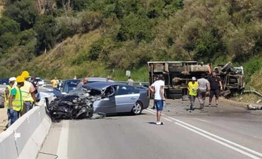 Τραγωδία στην άσφαλτο – Δύο νεκροί σε καραμπόλα με νταλίκα