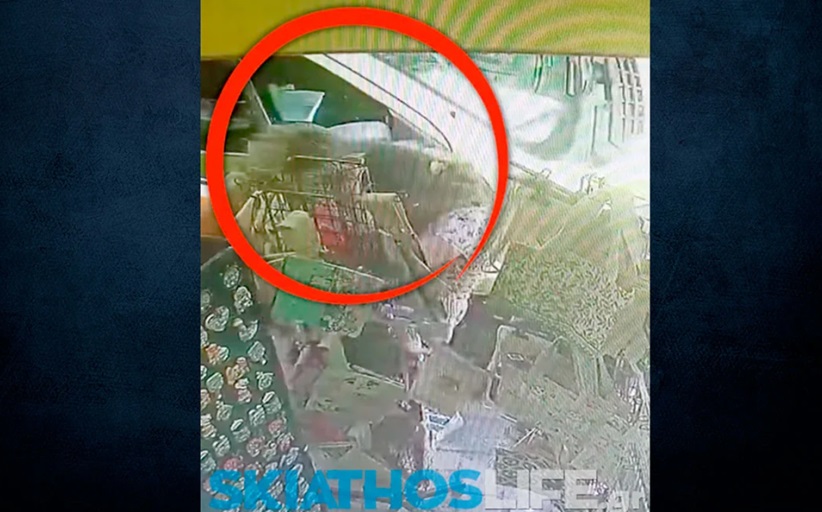 Ασθενοφόρο στη Σκιάθο παρέσυρε με τον καθρέφτη γυναίκες που ψώνιζαν