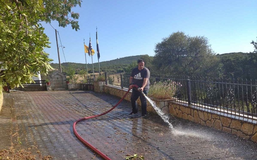 Εθελοντικός καθαρισμός της Πλατείας στη Νέα Ζωή από τον Ηλία Βασταρούχα