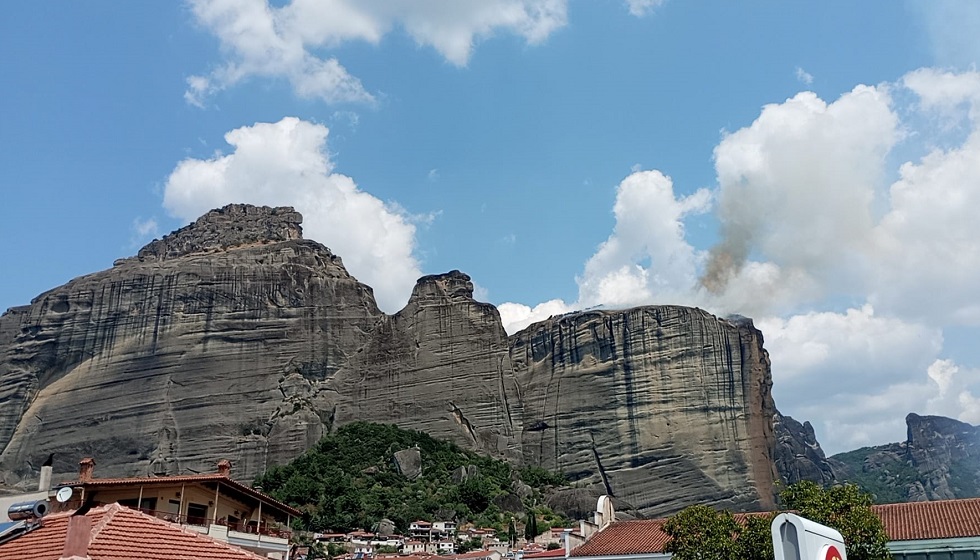 Φωτιά εκδηλώθηκε στον μεγάλο βράχο των Μετεώρων