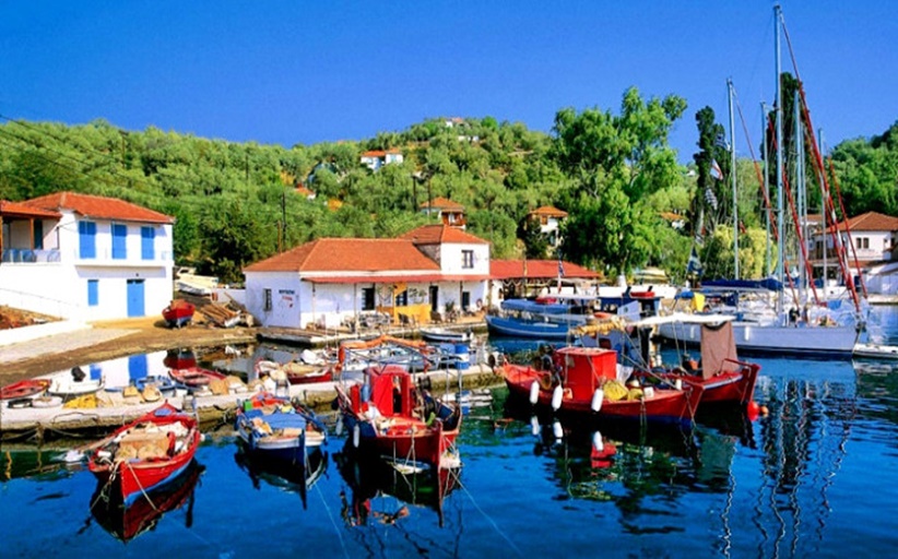 Παλαιό Τρίκερι: Το άγνωστο “φιόρδ” του Παγασητικού με τα κρυστάλλινα νερά