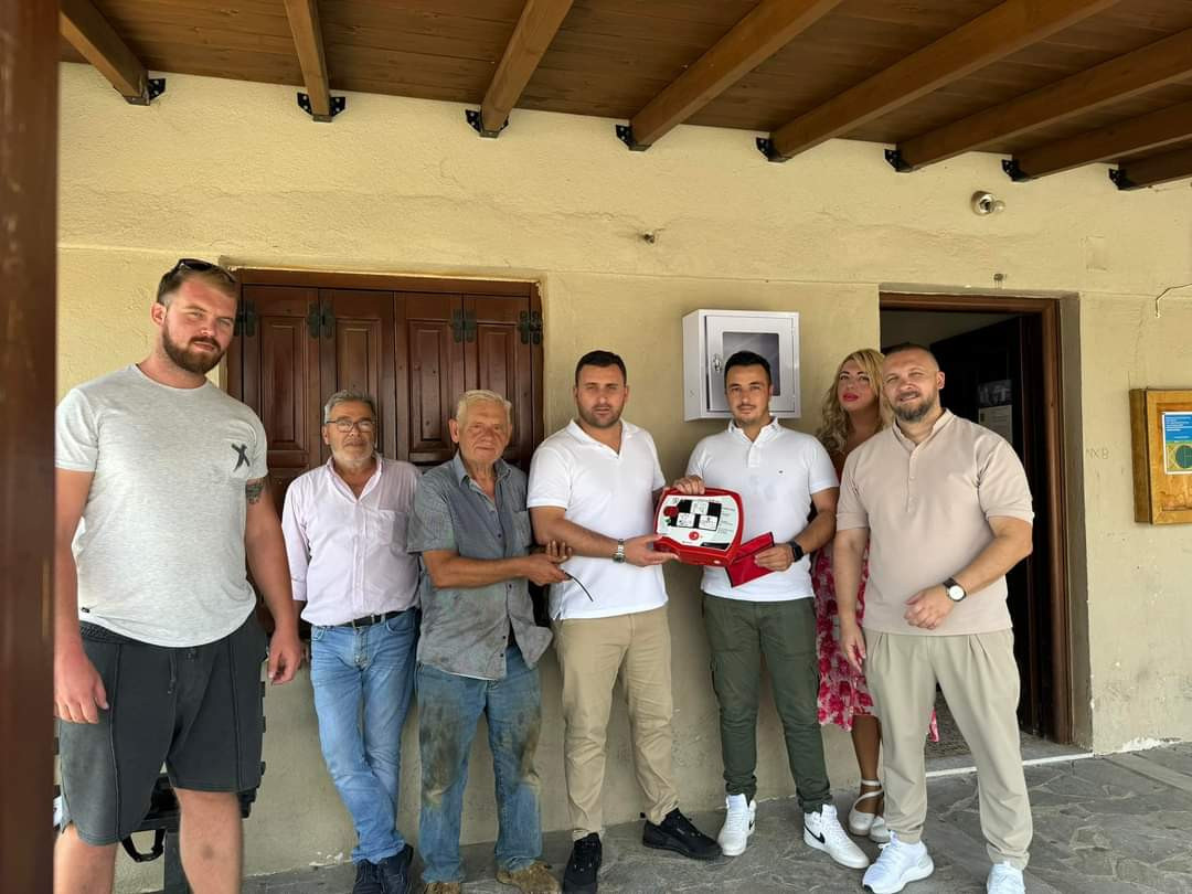 Φορητό απινιδωτή, παρέδωσε ο Δημαρχος Δήμου Μετεώρων, Λευτέρης Αβραμόπουλος στην Ασπροκκλησιά