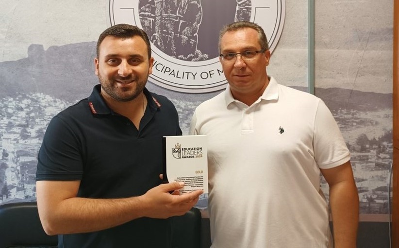 Ο Δήμαρχος Μετεώρων τιμά και  συγχαίρει τον Καλαμπακιώτη Καθηγητή Μάριο Παπαευσταθίου...