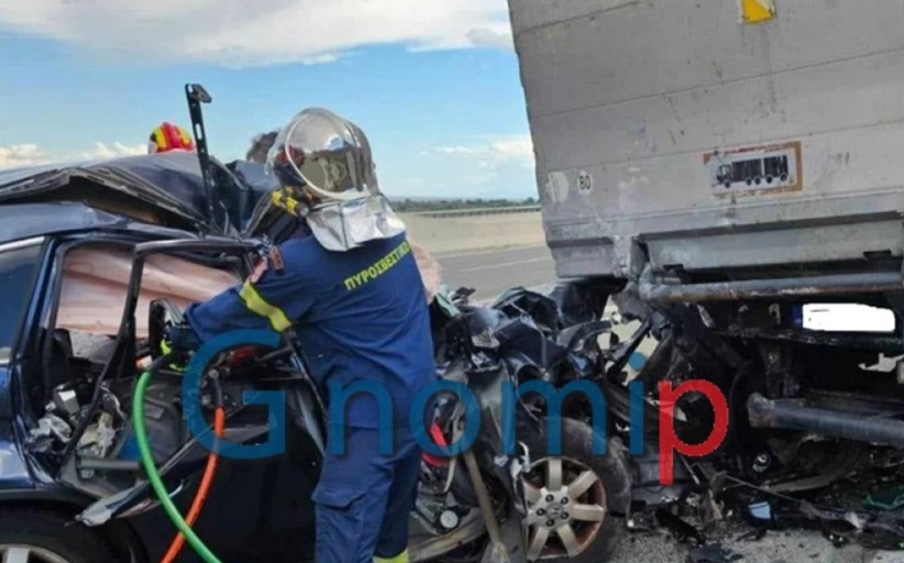 ΙΧ έπεσε σε σταθμευμένο φορτηγό, νεκροί οι δύο επιβαίνοντες