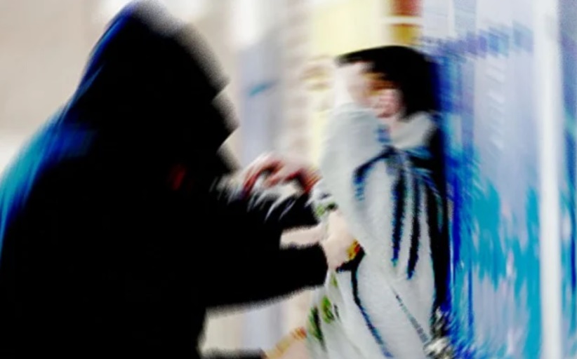 Μαθητές ξύρισαν με φαλτσέτα 12χρονο και του άρπαξαν 2 ευρώ!