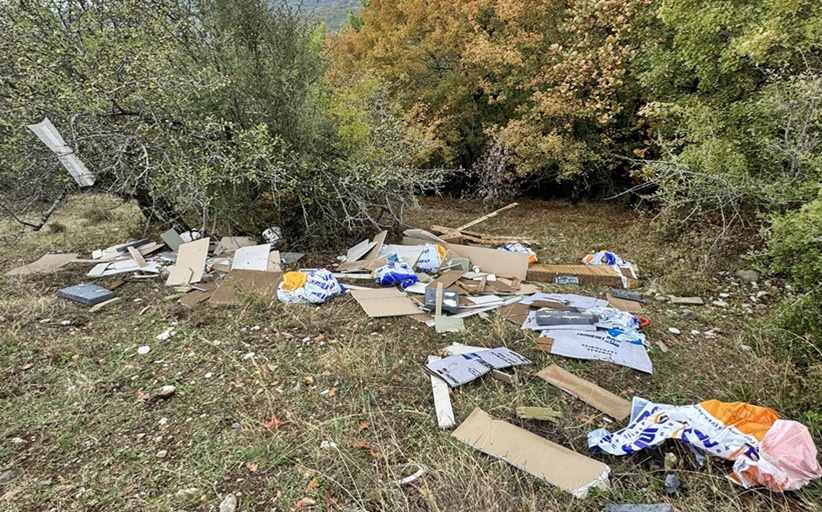 Πέταξαν γυψοσανίδες και μπάζα λίγο πάνω από την 