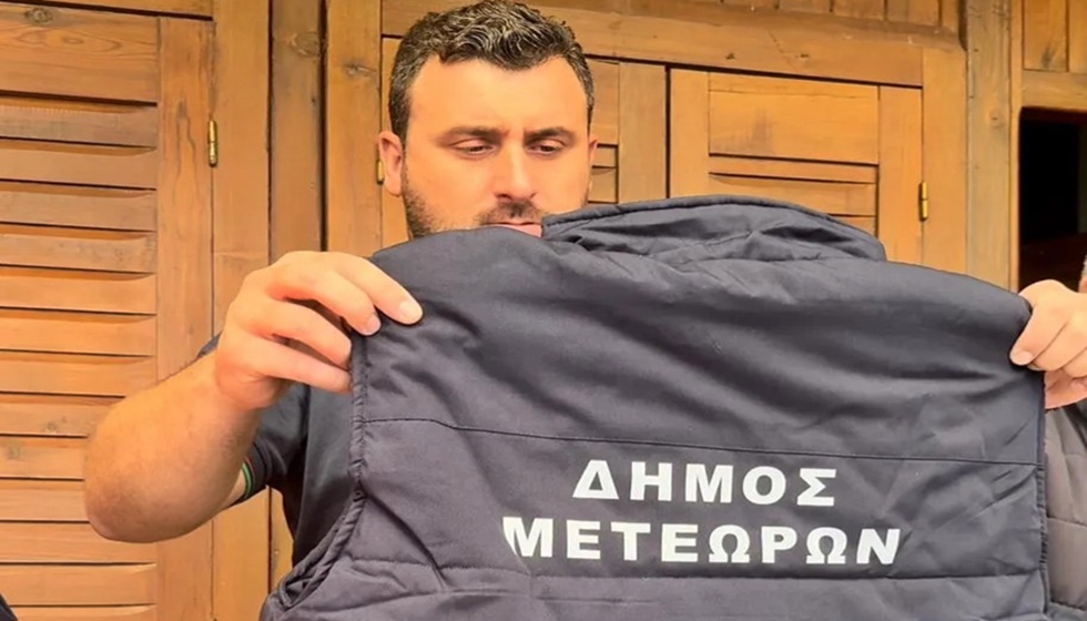 Eιδικό ρουχισμό ασφαλείας παρέδωσε στους εργαζόμενους του Δήμου Μετεώρων ο Δήμαρχος Λευτέρης Αβραμόπουλος.