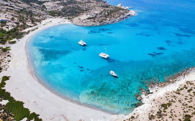 Μήλος: «Όλη η ομορφιά της Σαντορίνης, χωρίς την πολυκοσμία» σύμφωνα με το National Geographic
