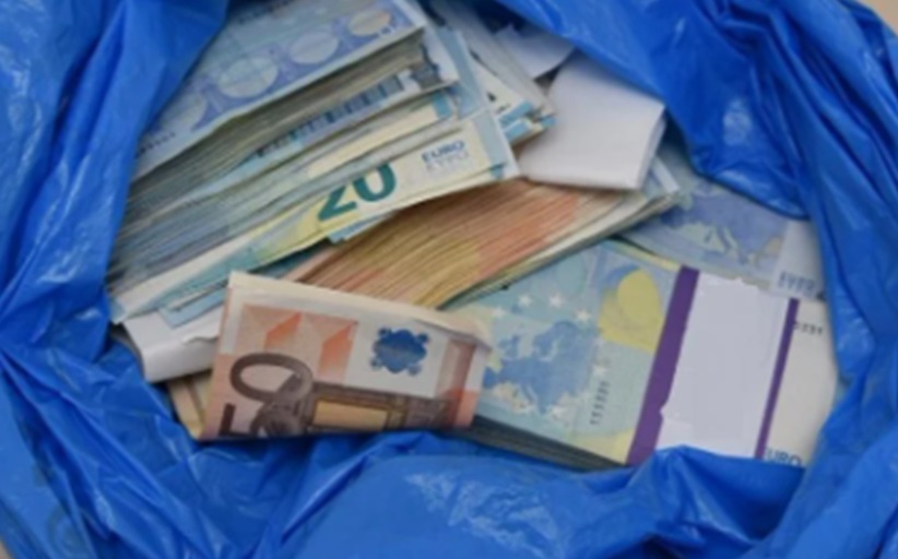 Λαρισαία πέταξε από το μπαλκόνι σακούλα με 25.000 ευρώ!