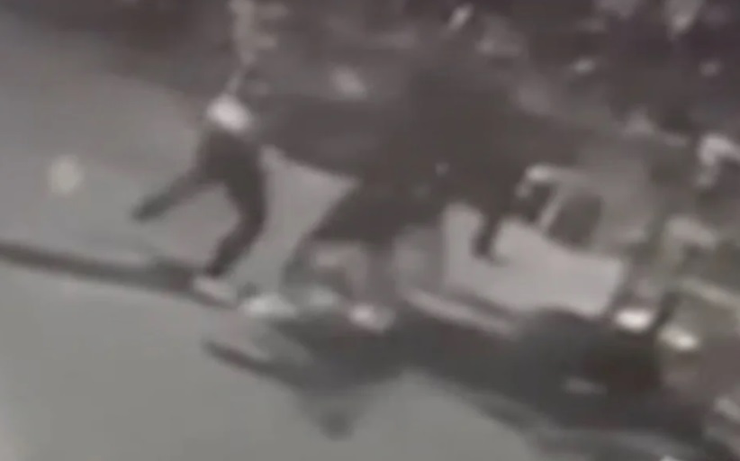 Η στιγμή που τα δύο αδέλφια κυνηγούν και δολοφονούν τον 28χρονο εξάδελφό τους στην Κυψέλη Βίντεο-σοκ