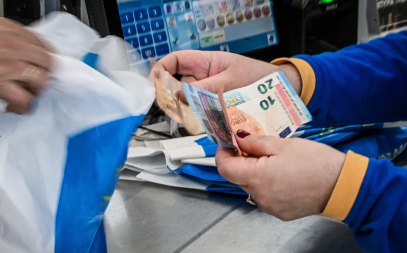 Οι Έλληνες κόβουν λάδι, κρέας και φρούτα λόγω ακρίβειας – Πληρώνουν περισσότερα, καταναλώνουν λιγότερα