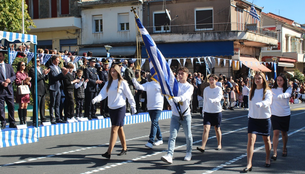 Η Καλαμπάκα τίμησε τους ήρωες του 1940 με μια μεγαλοπρεπή παρέλαση... (Εικόνες)