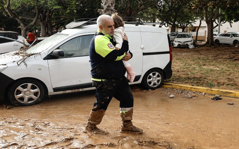 Ισπανία: Τριήμερο εθνικό πένθος κήρυξε η κυβέρνηση – Μαρτυρία ομογενή για τις φονικές πλημμύρες: «Zήσαμε σκηνές Αποκάλυψης»