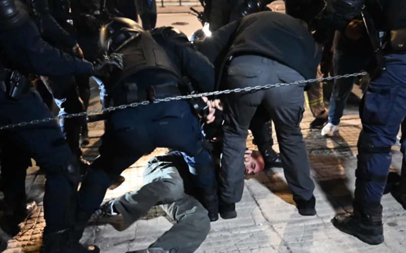 ΄Οργιο καταστολής εναντίον πυροσβεστών...