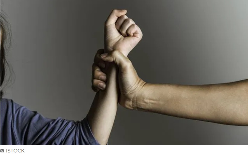 Ξυλοκόπησε την κόρη του και τον αστυνομικό που πήγε να τον συλλάβει