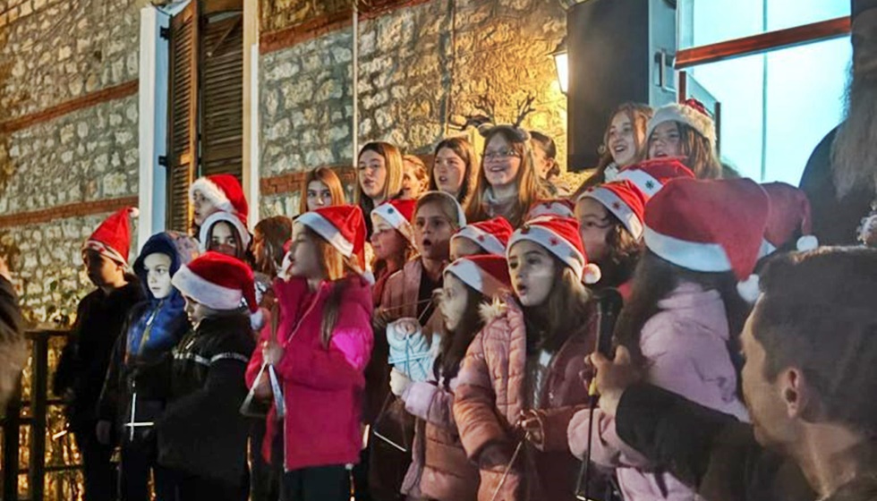 Σε εορταστικό κλίμα η Βασιλική – Φωταγωγήθηκε το Χριστουγεννιάτικο δέντρο...