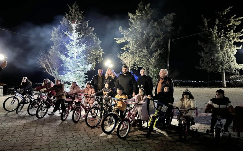 Φωταγωγήθηκε το Χριστουγεννιάτικο δέντρο στην Ασπροκκλησιά...