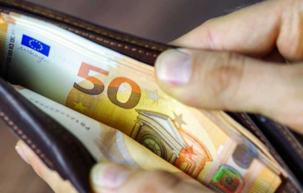 Κατώτατος μισθός: Τι προβλέπει ο νόμος - Πώς θα καθορίζεται τα επόμενα τρία χρόνια