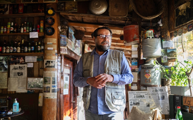 Μέσα στο καφενείο του Χρήστου στην Πίνδο, όπου χτυπά η καρδιά της ελληνικής υπαίθρου