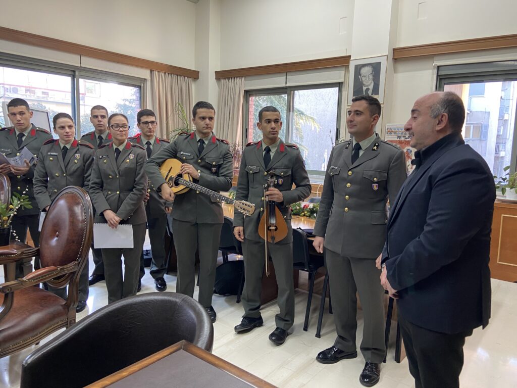 Κάλαντα στον Δήμαρχο Τρικκαίων από τη ΣΜΥ
