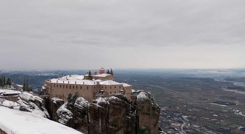 Χιονιάς στα μαγευτικά Μετέωρα, καθαρός ο κάμπος!