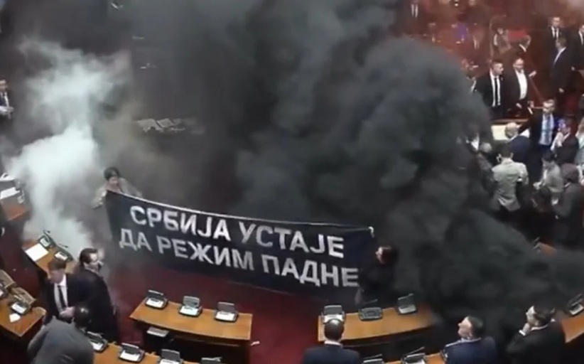 Χάος στη Βουλή της Σερβίας: Καπνογόνα και δακρυγόνα, με εγκεφαλικό μία βουλευτής