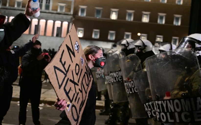 Επεισόδια στο Σύνταγμα: Μολότοφ και κρότου λάμψης - Καταγγελίες για αδιάκριτη χρήση χημικών σε διαδηλωτές