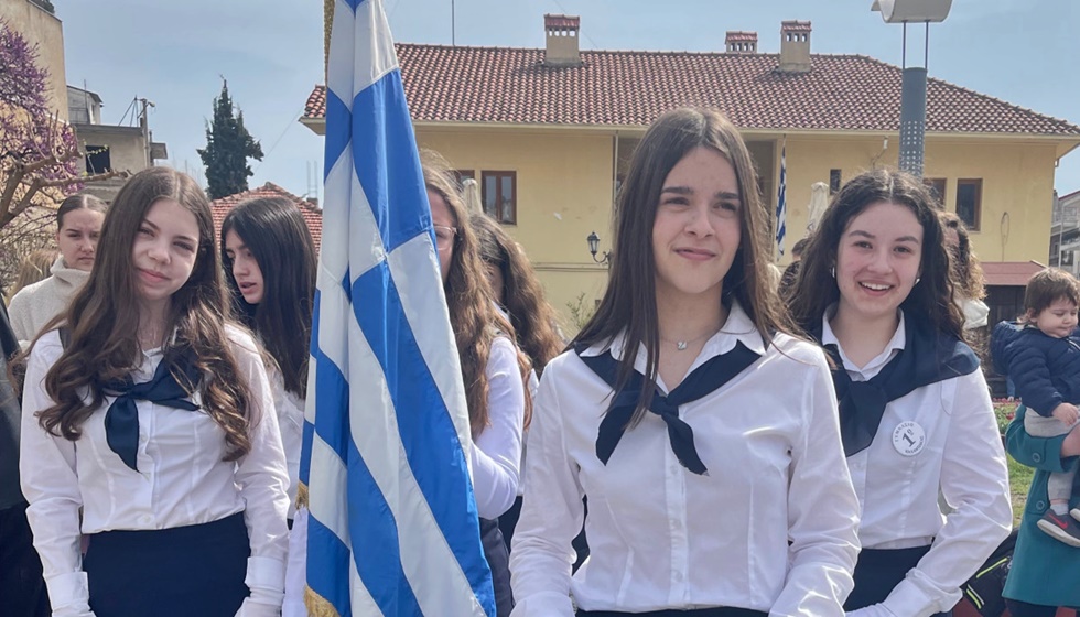 Την επανάσταση και τους ήρωες του 1821 τίμησε η μαθητιώσα νεολαία της Καλαμπάκας με κατάθεση δάφνινων στεφάνων... (video & foto)