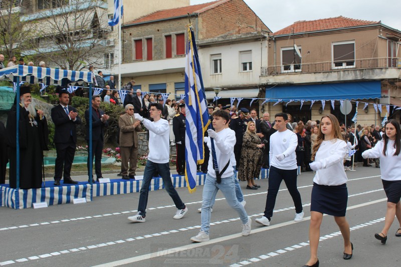 Εικόνες από την μαθητική παρέλαση της 25ης Μαρτίου στην Καλαμπάκα