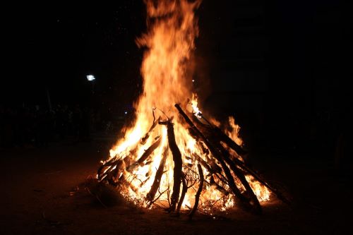 Αναβίωση του εθίμου της μεγάλης φωτιάς στη Διάβα ανήμερα της 25ης Μαρτίου...