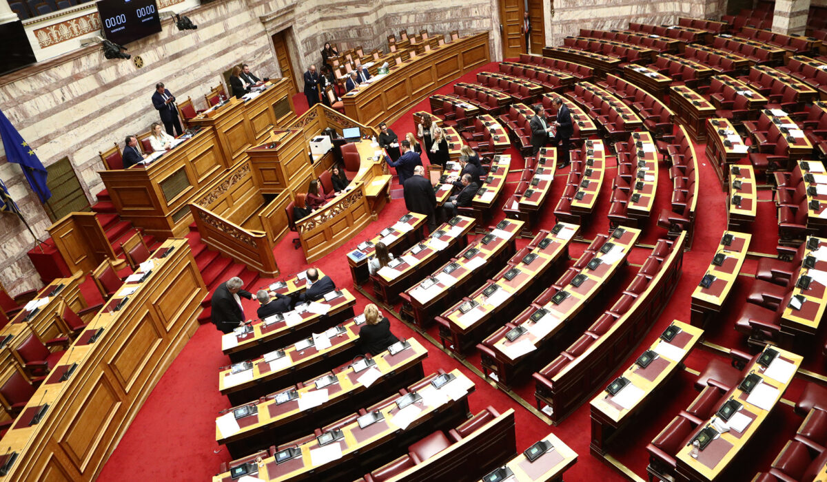 Τέμπη: Έφτασε στη Βουλή η «θηριώδης» δικογραφία – Σε ειδική αίθουσα το αναγνωστήριο για τους βουλευτές
