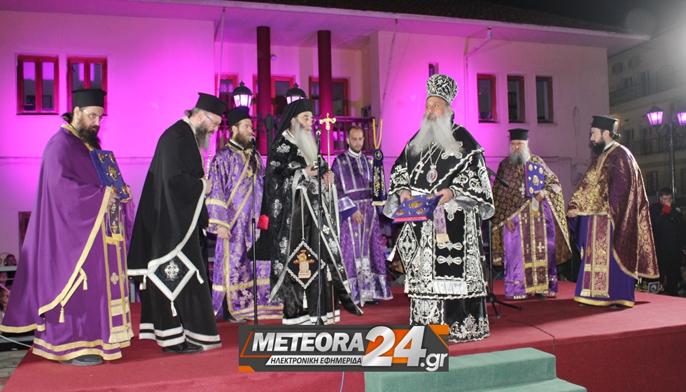 Με απόλυτη θρησκευτική κατάνυξη η περιφορά των Επιταφίων στην Καλαμπάκα...