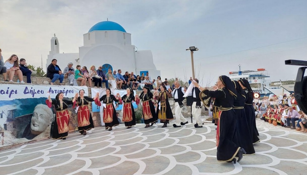 Το χορευτικό του Πολιτιστικού Συλλόγου Καλαμπάκας «Τα Μετέωρα» στο Φεστιβάλ Παραδοσιακών Χορών Αντιπάρου