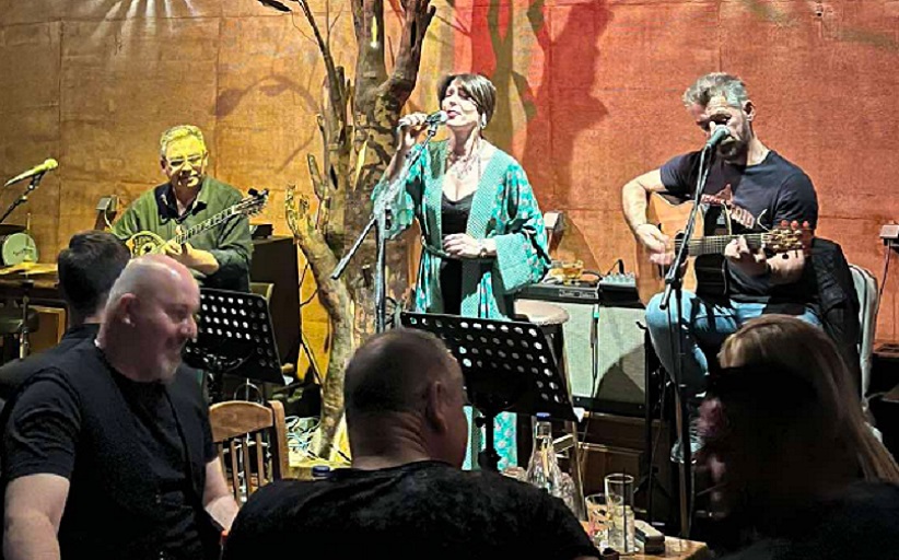CAFE BAR ΑΕΡΙΝΟ: Έτσι όμορφα παρέα με παλιούς συνεργάτες και φίλους μουσικούς...Να είμαστε όλοι καλά να ανταμώσουμε ξανά!