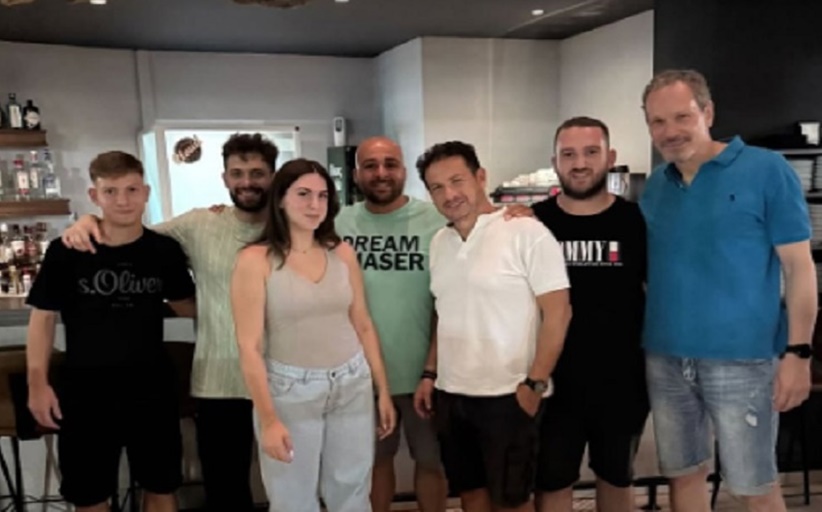Οι ηθοποιοί Σταύρος Νικολαϊδης και Βασίλης Κούκουρας με το τιμ του φιλόξενου Cafe Cloud...