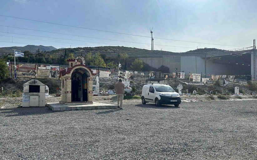 Κλέβουν τα χρήματα που αφήνει ο κόσμος όταν ανάβει κεράκι στο εκκλησάκι στα Τέμπη!