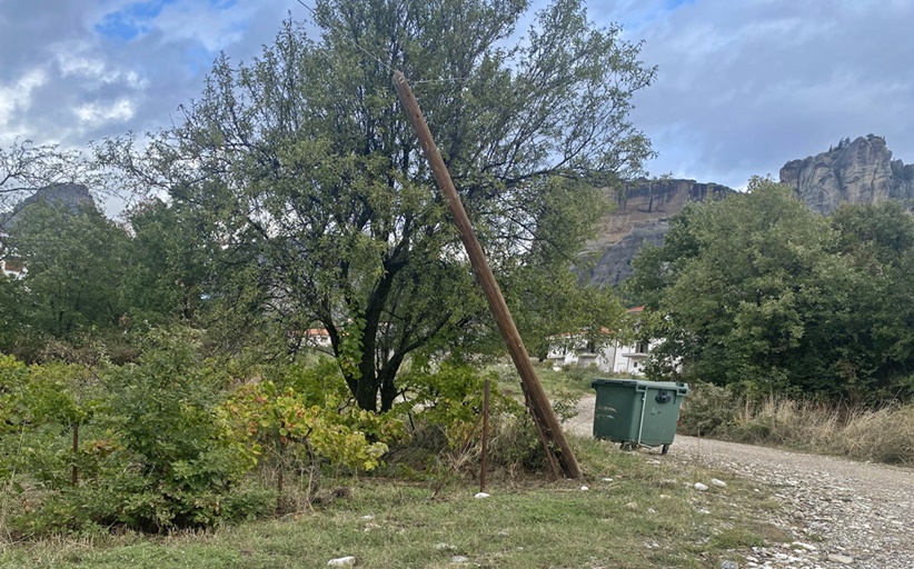 Κολώνα Cosmote έτοιμη να πέσει στην περιοχή 